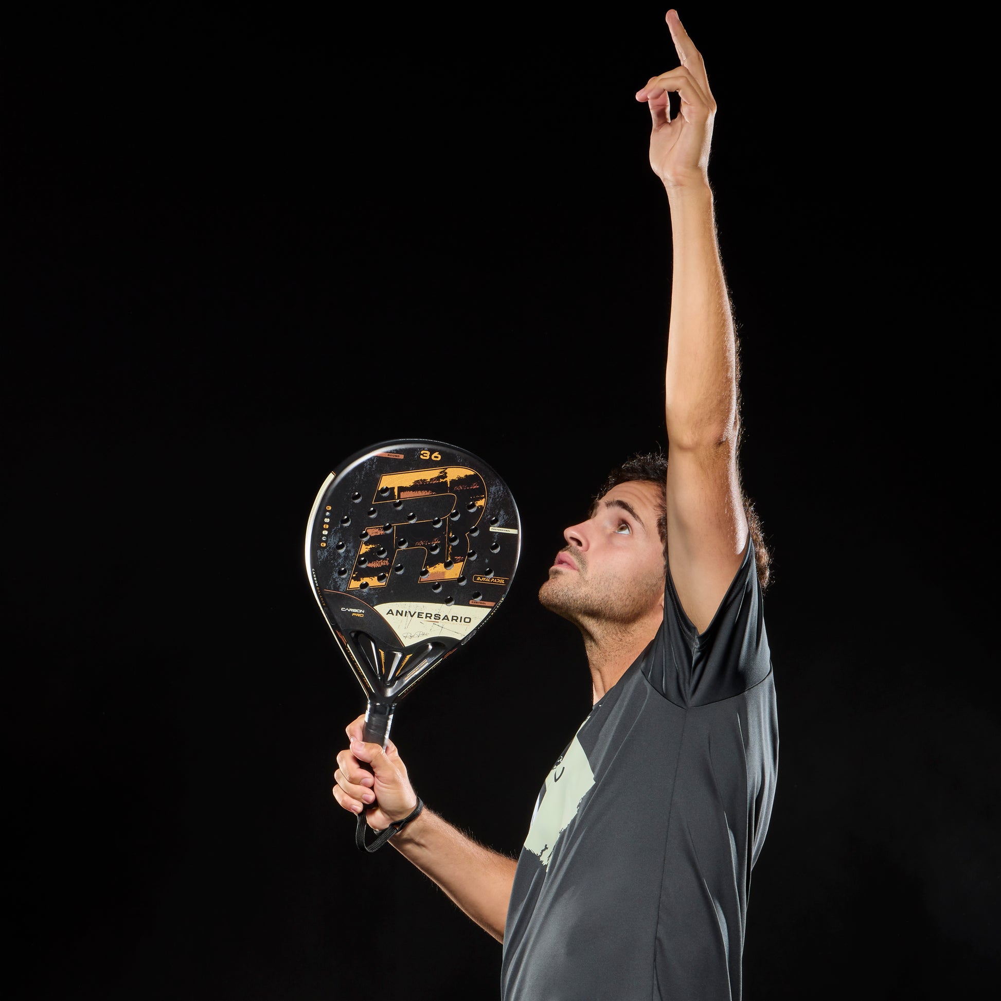 Royal Padel 36 Aniversario Poly 2026 Padel Schläger im Einsatz Spieler Aufschlag