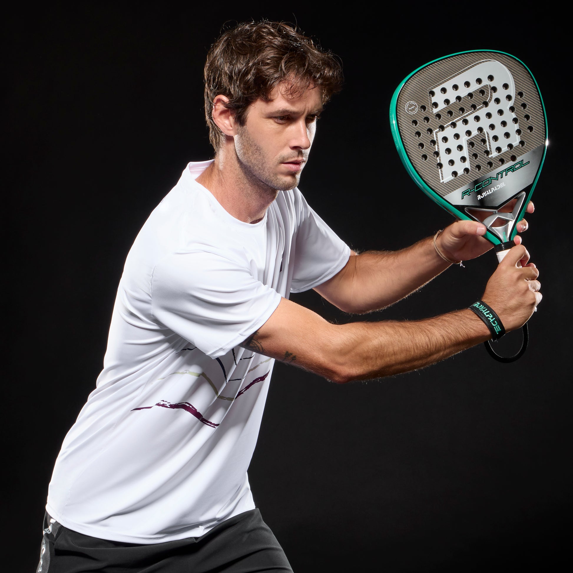 Royal Padel R-Control 2026 Padel Schläger im Einsatz Spieler Rückhand