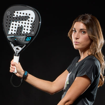 Royal Padel R-Ace Light 2026 Padel Schläger im Einsatz Spielerin Schlag