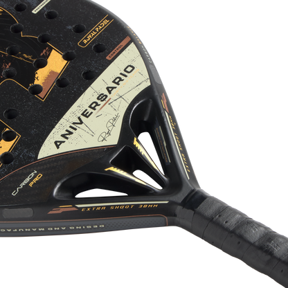 Royal Padel 36 Aniversario Poly 2026 Padel Schläger Carbon Oberfläche Detail schwarz gold
