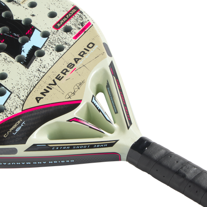 Royal Padel 36 Aniversario Light 2026 Padel Schläger Carbon Oberfläche Detail weiss